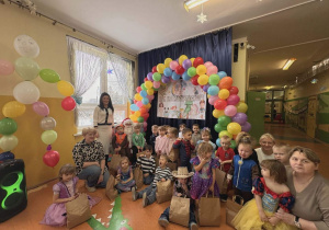 Grupa Kamyczki na korytarzu przedszkolnym wraz z Panią Dyrektor, Mikołajem oraz Ciociami.