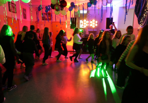 Uczniowie klas IV- VIII podczas tańca Belgijka.