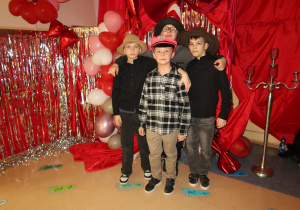 Uczniowie klasy IV pozują do zdjęcia prezentując kolorowe czapki.