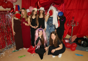 Uczennice klasy VII a w przebraniach pozują do zdjęć.