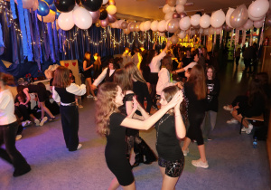 Uczennice klasy VI podczas zabawy tanecznej.