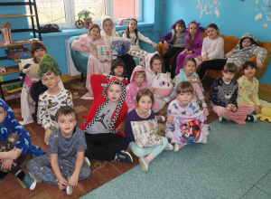 Uczniowie klasy pierwszej i drugiej ubrani w pomysłowe i kreatywne piżamy.