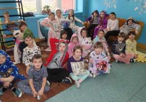 Uczniowie klasy pierwszej i drugiej ubrani w pomysłowe i kreatywne piżamy.