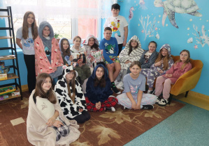 Uczniowie z klasy czwartej, piątej i szóstej ubrani w kolorowe piżamy, miękkie szlafroki i zabawne kapcie.