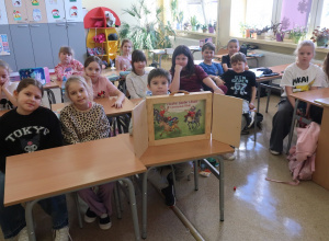 Uczniowie klasy drugiej z książką, która ożyła dzięki japońskiej formie opowiadania historii – teatrzykowi kamishibai.