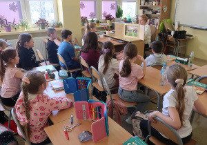 Uczniowie klasy drugiej uczestniczą w działaniach promujących czytelnictwo i z entuzjazmem odkrywają kolejne literackie inspiracje.