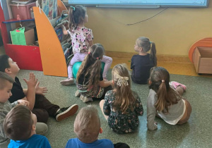 Dzieci grają w word well .