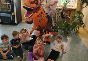 Ciocia Kasia i dzieci z grupy Słoneczka.