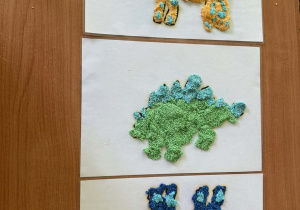 Praca plastyczna dinozaury wykonana z masy kuleczkowej.