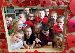 Grupa Promyczki w ramce w czerwone serca.