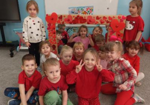 Zdjęcie grupowe grupy Szkraby z Walentynkową ramką.