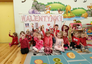 Zdjęcie grupowe grupy Kamyczki na tle napisu Walentynki.