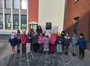 Uczniowie klasy pierwszej z Sadykierza z wychowawcą przed budynkiem PCAS w Tomaszowie Maz.