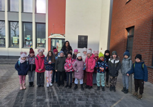 Uczniowie klasy pierwszej z Sadykierza z wychowawcą przed budynkiem PCAS w Tomaszowie Maz.