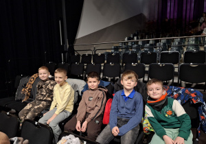 Chłopcy oglądają przedstawienie.