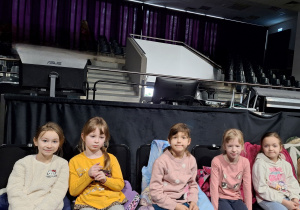 Dziewczyny ze skupieniem oglądają przedstawienie.