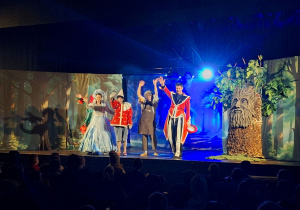 Na zakończenie aktorzy żegnają widzów.