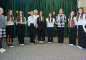 Na scenie uczennice z klasy piątej i szóstej wraz z opiekunem Samorządu Uczniowskiego.