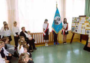 Sztandar Szkoły i gazetka poświęcona patronce wraz z bracią uczniowską.