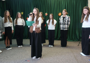 Uczennica klasy piątej przedstawiająca fragmenty utworów Narcyzy Żmichowskiej.