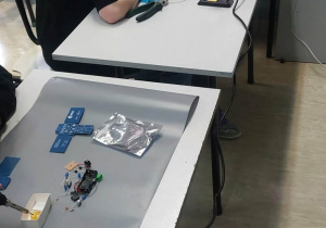 Grupa uczniów podczas lutowania.