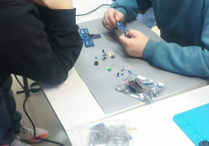 Grupa uczniów planuje pracę.