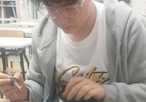 Uczeń lutuje pracę