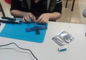 Uczeń montuje baterie.