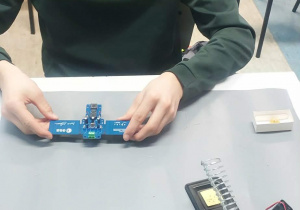 Uczeń skończył lutowanie.