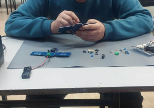Uczeń wkłada elementy elektroniczne.