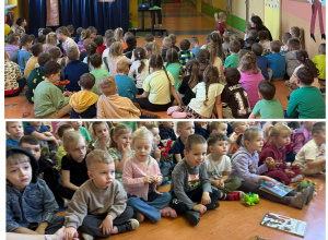 Przedszkolaki z zaciekawieniem oglądają prezentacje multimedialną o dinozaurach.