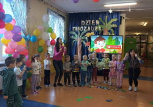 Zabawa ruchowa dino-taniec na korytarzu przedszkolnym.