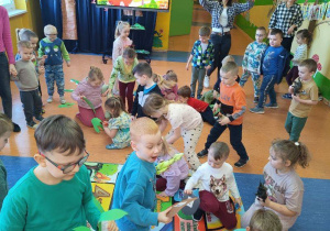 Zabawa integracyjna wszystkich grup przedszkolnych "Poszukajmy dinozaura".