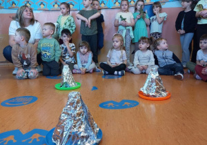 Przedszkolaki przygotowują się do warsztatów naukowych w Dniu Dinozura.