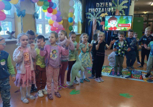 Zabawa ruchowa "Ja jestem dinozaurem" na korytarzu przedszkolnym.