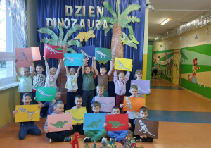 Zabawa w paleontologa - grupa Zuchy w Dniu Dinozaura.