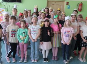 Dziewczynki z klas I- VI w kolorowych koronach, które dodały im królewskiego uroku i wprowadziły radosną, świąteczną atmosferę.