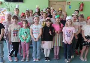Dziewczynki z klas I- VI w kolorowych koronach, które dodały im królewskiego uroku i wprowadziły radosną, świąteczną atmosferę.