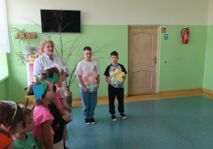 Opiekun Samorządu Uczniowskiego przedstawia wyniki konkursu na „Najsympatyczniejszą Dziewczynę”.