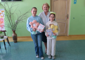 Opiekun Samorządu Uczniowskiego z Weroniką i Mają najsympatyczniejszymi dziewczynami w roku szkolnym 2025/2026.