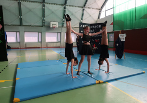 Uczennice klasy V podczas występu akrobatycznego.