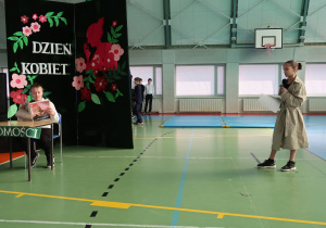 Uczniowie z klasy V prezentują humorystyczną scenkę.