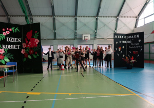 Uczniowie klasy V tańczą podczas śpiewania piosenki przez Adama Wamila pt.” Bo z dziewczynami.