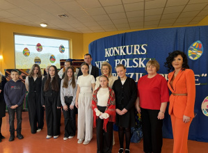 Uczestnicy konkursu ze szkoły podstawowej w Rzeczycy wraz z opiekunem, jury konkursu oraz panią dyrektor Agatą Ewą Ostalską.