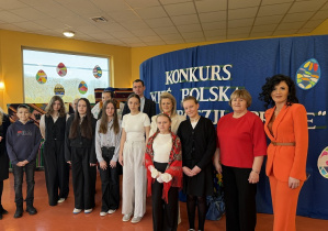 Uczestnicy konkursu ze szkoły podstawowej w Rzeczycy wraz z opiekunem, jury konkursu oraz panią dyrektor Agatą Ewą Ostalską.