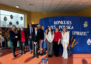 Szkoła Podstawowa nr. 5 im. I Armii Wojska Polskiego wraz z opiekunem, jury konkursu.