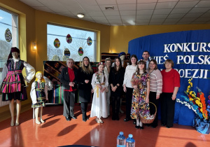 Szkoła Podstawowa nr 1 w Koluszkach wraz z opiekunem, jury konkursu.