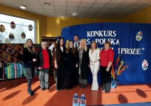 Szkoła Podstawowa nr 9 w Kutnie wraz z opiekunem, jury konkursu.