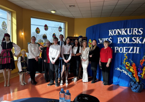 Szkoła Podstawowa nr 2 im. Marii Konopnickiej w Koluszkach wraz z opiekunem, jury konkursu.