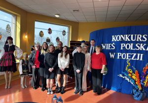 Szkoła Podstawowa nr 1 w Rawie Mazowieckiej wraz z opiekunem, jury konkursu.